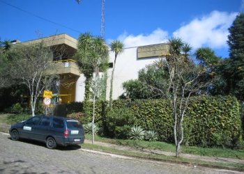 Casa Comercial com 650m², 4 dormitórios, 4 vagas, no bairro Marechal Floriano em Caxias do Sul para Comprar