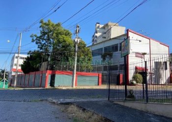 Pavilhão, no bairro Pio X em Caxias do Sul para Comprar