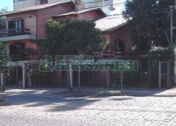 Casa com 600m², 5 dormitórios, 4 vagas, no bairro Saint Etienne em Caxias do Sul para Comprar