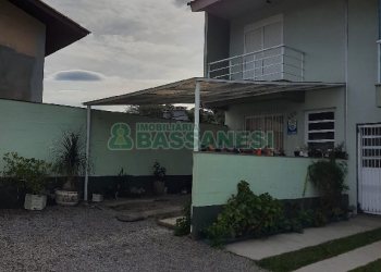 Sobrado com 63m², 2 dormitórios, 1 vaga, no bairro Diamantino em Caxias do Sul para Comprar