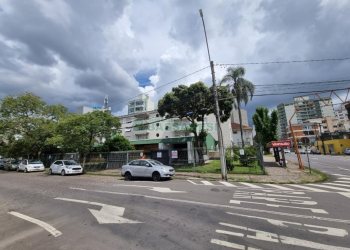 Casa com 300m², 4 dormitórios, 4 vagas, no bairro Centro em Caxias do Sul para Comprar