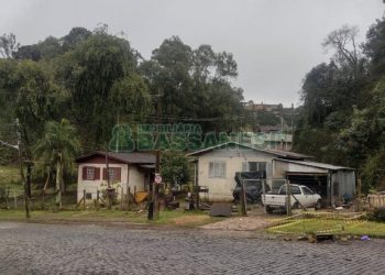 Casa com 250m², 3 dormitórios, 1 vaga, no bairro Pioneiro em Caxias do Sul para Comprar