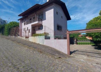 Casa Mobiliada com 260m², 3 dormitórios, 3 vagas, no bairro Universitário em Caxias do Sul para Comprar