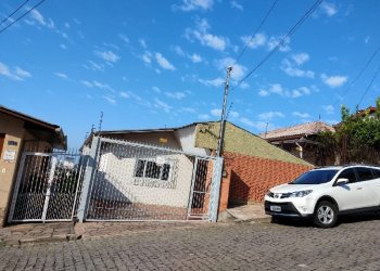 Casa com 88m², 5 dormitórios, 3 vagas, no bairro Petrópolis em Caxias do Sul para Comprar