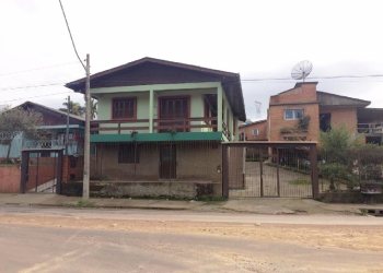 Casa com 218m², 5 dormitórios, 1 vaga, no bairro Santa Fe em Caxias do Sul para Comprar