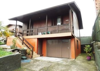 Casa com 85m², 2 dormitórios, 1 vaga, no bairro Centenario em Caxias do Sul para Comprar