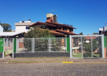 Casa, 3 dormitórios, 4 vagas, no bairro Petrópolis em Caxias do Sul para Comprar