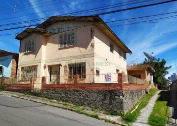 Casa, 6 dormitórios, 4 vagas, no bairro Floresta em Caxias do Sul para Comprar