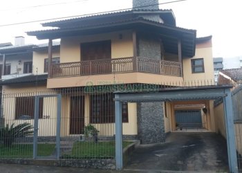 Casa com 320m², 3 dormitórios, 2 vagas, no bairro Vinhedos em Caxias do Sul para Comprar