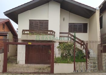 Casa com 260m², 3 dormitórios, 2 vagas, no bairro Panazzolo em Caxias do Sul para Comprar