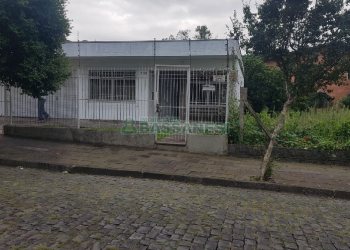 Casa Comercial com 200m², 3 dormitórios, 1 vaga, no bairro Cinqüentenário em Caxias do Sul para Comprar