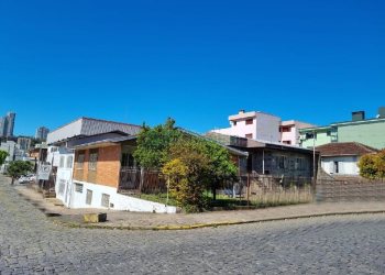 Casa com 300m², 3 dormitórios, 4 vagas, no bairro Santa Catarina em Caxias do Sul para Alugar