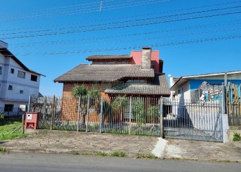 Casa com 249m², 2 dormitórios, 1 vaga, no bairro Treviso em Caxias do Sul para Comprar