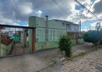 Sobrado com 102m², 3 dormitórios, 1 vaga, no bairro Interlagos em Caxias do Sul para Comprar