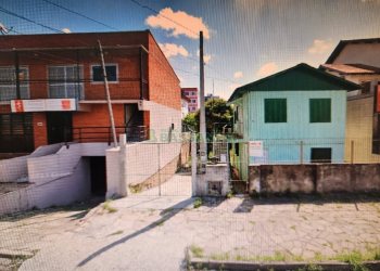 Casa com 67m², 2 dormitórios, 1 vaga, no bairro Esplanada em Caxias do Sul para Comprar