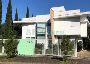 Casa com 391m², 3 dormitórios, 2 vagas, no bairro Monte Bérico em Caxias do Sul para Alugar