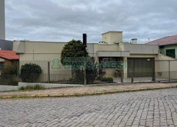 Casa com 157m², 3 dormitórios, 8 vagas, no bairro Pio X em Caxias do Sul para Comprar