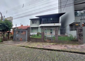 Casa com 477m², 4 dormitórios, 5 vagas, no bairro Madureira em Caxias do Sul para Comprar