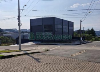 Pavilhão com 334m², no bairro De Lazzer em Caxias do Sul para Alugar ou Comprar