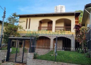 Casa com 299m², 4 dormitórios, 2 vagas, no bairro Panazzolo em Caxias do Sul para Comprar