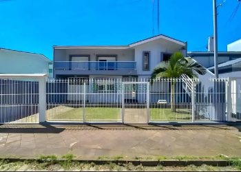 Casa com 300m², 4 dormitórios, 2 vagas, no bairro Universitário em Caxias do Sul para Alugar