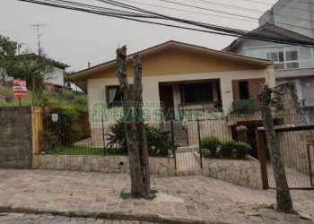 Casa com 228m², 3 dormitórios, 2 vagas, no bairro Panazzolo em Caxias do Sul para Comprar