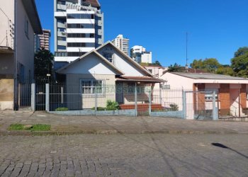 Casa com 450m², 4 dormitórios, 2 vagas, no bairro Lourdes em Caxias do Sul para Comprar