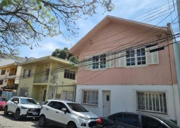 Casa com 187m², 6 dormitórios, 2 vagas, no bairro Rio Branco em Caxias do Sul para Comprar