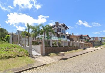 Casa com 600m², 3 dormitórios, 3 vagas, no bairro Cinqüentenário em Caxias do Sul para Comprar