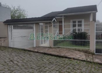 Casa com 258m², 3 dormitórios, 2 vagas, no bairro Santa Lúcia em Caxias do Sul para Comprar