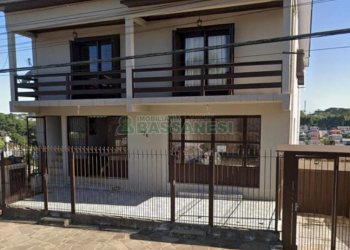 Casa com 234m², 8 dormitórios, 4 vagas, no bairro Serrano em Caxias do Sul para Comprar