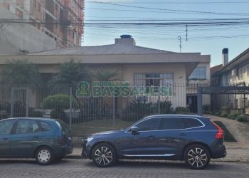 Casa com 500m², 4 dormitórios, 3 vagas, no bairro Santa Catarina em Caxias do Sul para Comprar