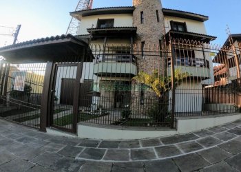 Casa com 353m², 4 dormitórios, 2 vagas, no bairro Petrópolis em Caxias do Sul para Comprar