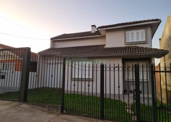 Casa com 141m², 3 dormitórios, 1 vaga, no bairro Santa Lúcia em Caxias do Sul para Comprar