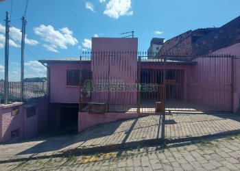 Casa com 90m², 2 dormitórios, 2 vagas, no bairro Esplanada em Caxias do Sul para Alugar