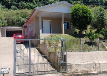 Casa, 2 dormitórios, 1 vaga, no bairro Cidade Nova em Caxias do Sul para Comprar