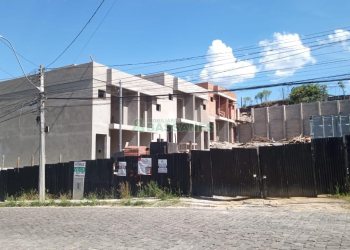 Sobrado com 94m², 3 dormitórios, 2 vagas, no bairro Cristo Redentor em Caxias do Sul para Comprar