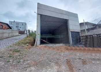 Loja com 650m², 6 vagas, no bairro Medianeira em Caxias do Sul para Alugar