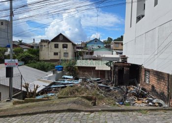 Terreno com 165m², no bairro Interlagos em Caxias do Sul para Comprar