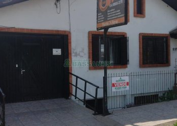 Casa com 900m², 3 dormitórios, 1 vaga, no bairro Desvio Rizzo em Caxias do Sul para Comprar