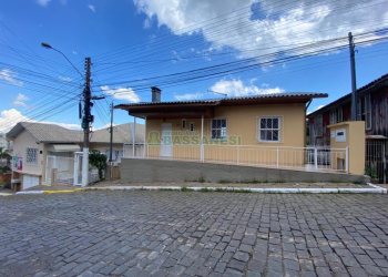 Casa com 161m², 4 dormitórios, 2 vagas, no bairro Rio Branco em Caxias do Sul para Comprar