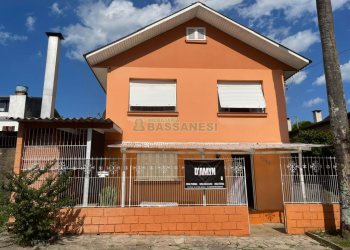 Casa com 150m², 3 dormitórios, 1 vaga, no bairro Pioneiro em Caxias do Sul para Comprar