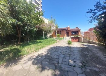 Casa Comercial com 360m², 6 dormitórios, 3 vagas, no bairro Nossa Senhora de Lourdes em Caxias do Sul para Alugar